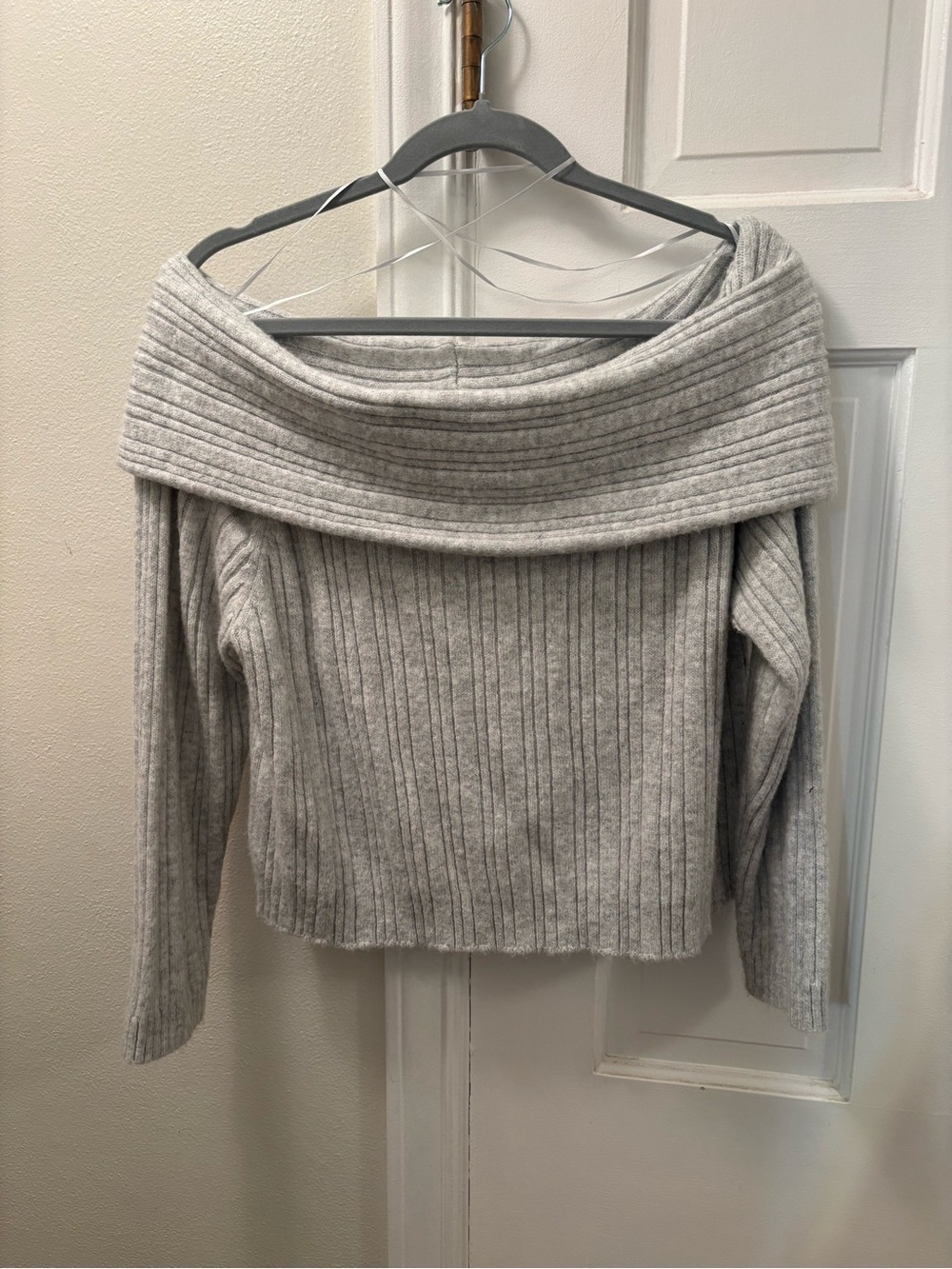 Wild fable Light Gray Off-the-Shoulder Ribbed Sweater
Size XXL
